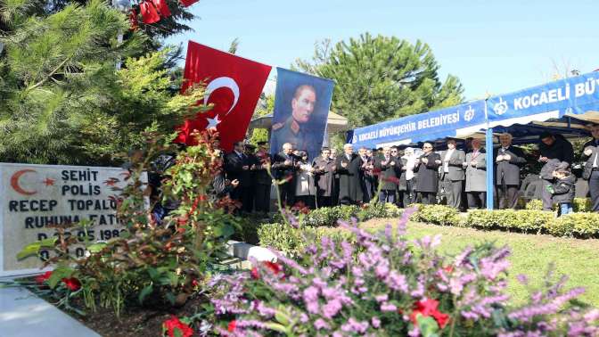 Başkan Karaosmanoğlu, Şehit mezarlarına karanfil bıraktı
