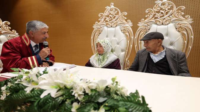 BAŞKAN ÖMEROĞLU, ASIRLIK ÇINARLARIN NİKÂHINI KIYDI: MUTLULUĞUN YAŞI YOK