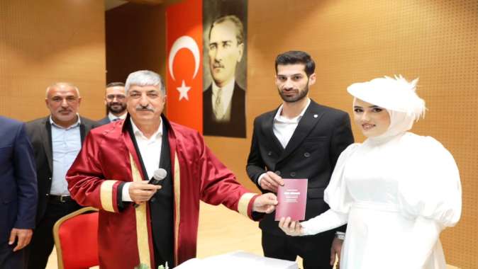 Başkan Ömeroğlu ilk resmi nikahı kıydı