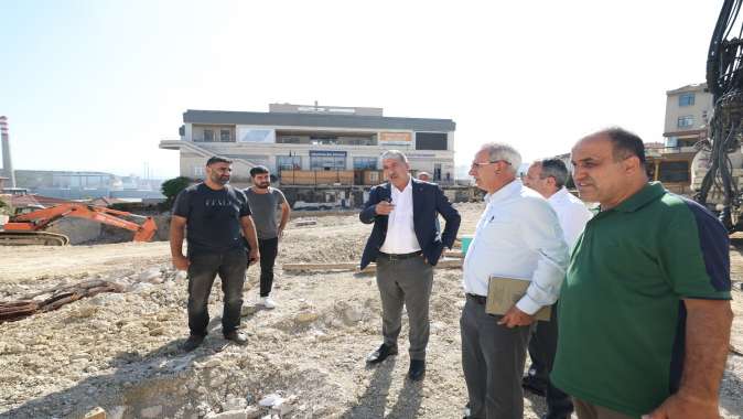 Başkan Ömeroğlu Kent Meydanı Çalışmalarını İnceledi