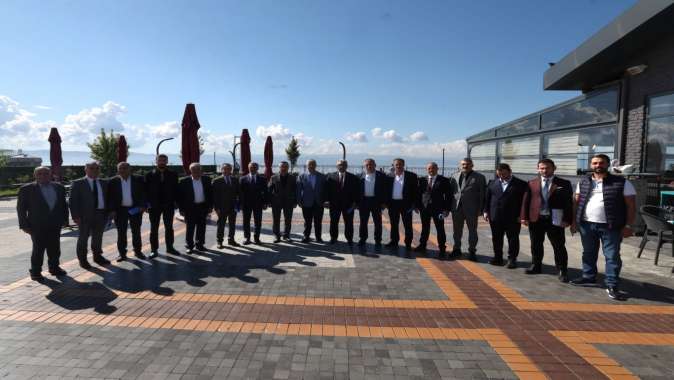 BAŞKAN ÖMEROĞLU MUHTARLARLA MAHALLELERİN TALEPLERİNİ MASAYA YATIRDI