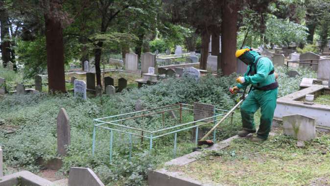 Bayram öncesi mezarlıklara bakım yapıldı