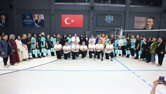 Bilgievi kursiyerleri, voleybol maçında hünerlerini konuşturdu