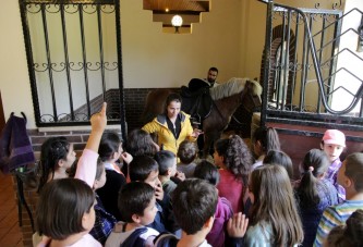 Bilgievi öğrencileri atlı eğitim merkezini ziyaret etti