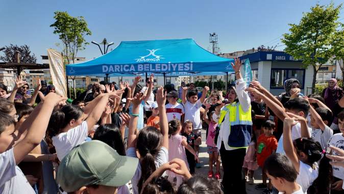 ‘Bir Durak Bir Mutluluk’ otobüsü Darıcalı çocukların yüzünü güldürdü