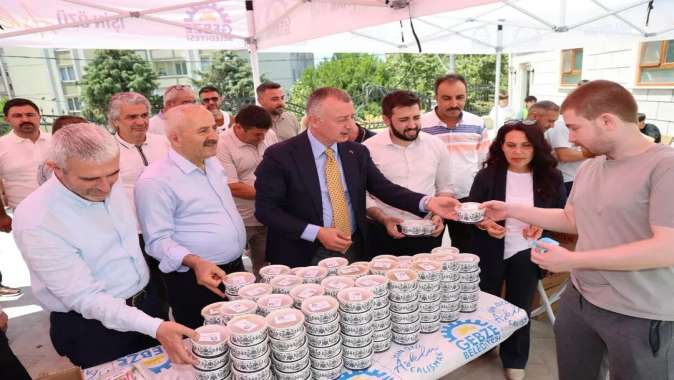 Büyükakın, Gebze'de aşure dağıttı