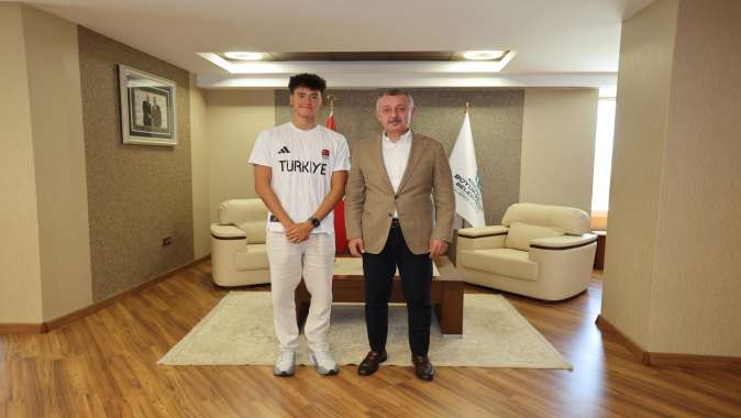 Büyükakın, genç milli yüzücüyü kabul etti