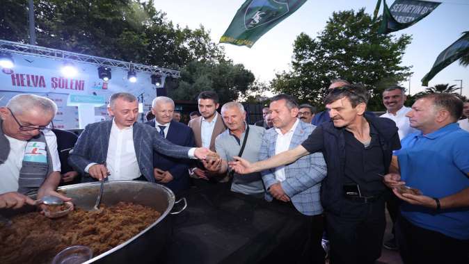 Büyükakın, kazanı açtı, ilk helvaları dağıttı