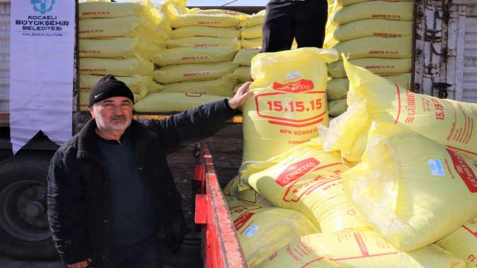 Büyükşehir’in gübre desteği çiftçilerin yüzünü güldürüyor