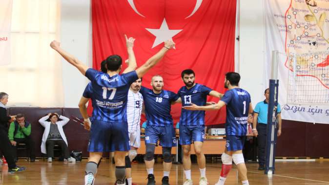 Büyükşehir Kağıtspor voleybolda liderliği geri aldı