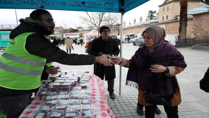 Büyükşehirden kandil akşamında simit ve tatlı ikramı
