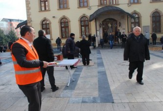 Cami önünde, Başbakan’a destek bildirisi