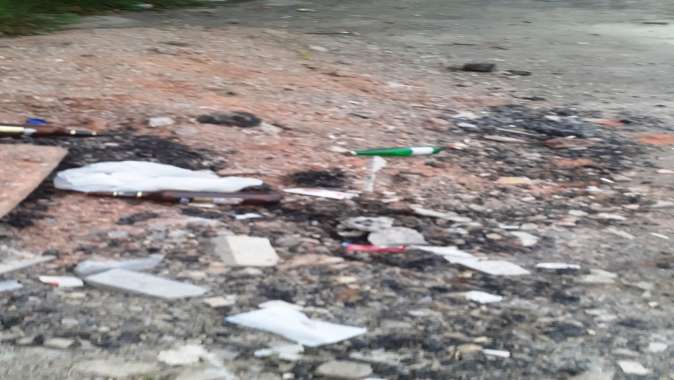 CAMİ VE OKUL DUVARI ALKOL VE ÇÖP YUVASI OLDU