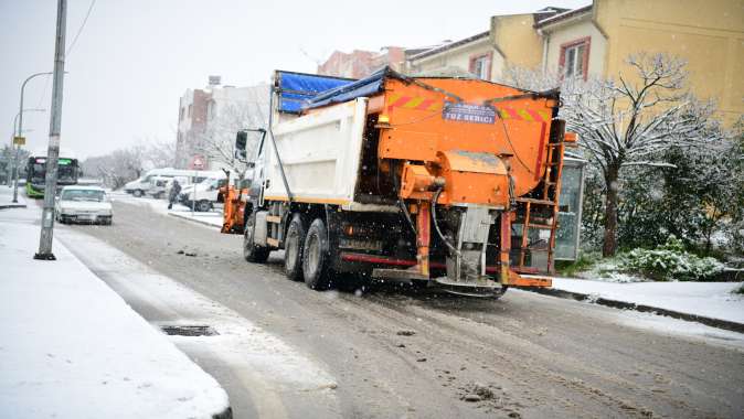 Çayırova’da ekipler karla mücadele çalışmalarını sürdürüyor
