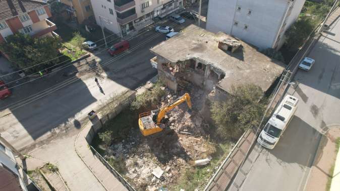 Çayırova’da metruk binalar yıkılıyor