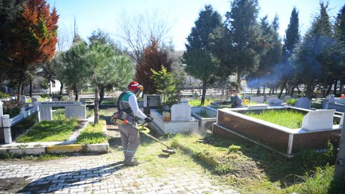 Çayırova’da mezarlıklar bayrama hazırlanıyor