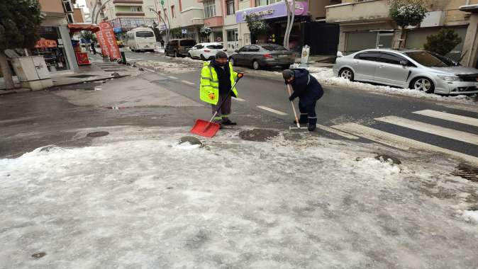 Çayırova’da yollar açık, kaldırımlar temizleniyor