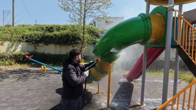 Çayırova’daki parkların oyun grupları yıkanıyor