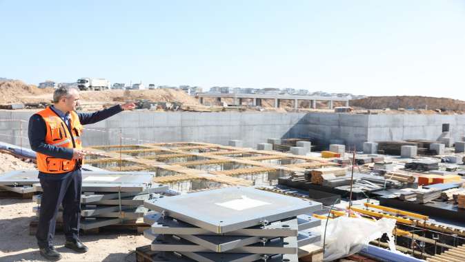 Çayırova Devlet Hastanesi’nde deprem izolatörleri monte ediliyor