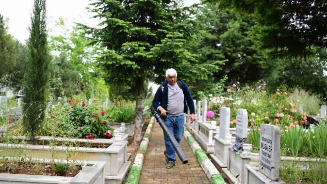 Çayırova mezarlıklarında bayram öncesi bakım