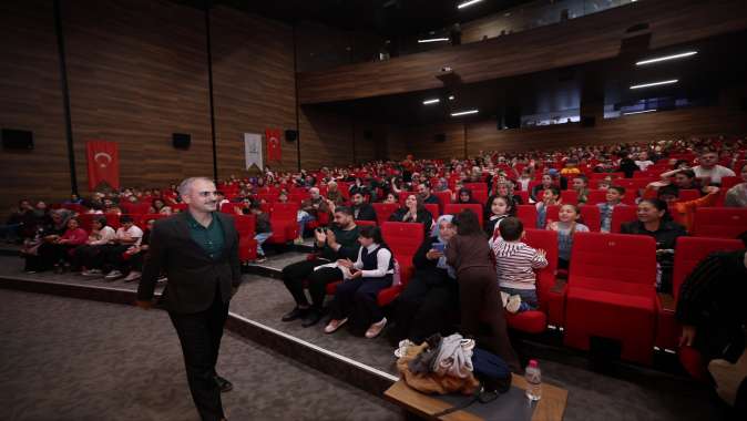 Çayırovalı çocuklar, ara tatilde tiyatroyla eğlendi