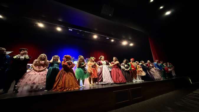Çayırovalı genç tiyatrocuların performansı büyük alkış aldı