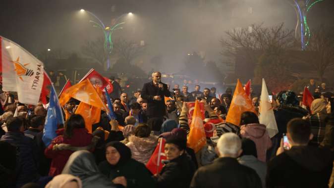 Çiftçi’den miting gibi açık hava toplantısı