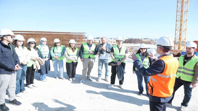 Çiftçi, hastane inşaatını GTÜ’lü öğrencilerle birlikte inceledi