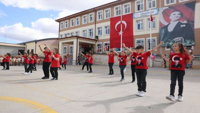 Çiftçi, miniklerin okul heyecanına ortak oldu