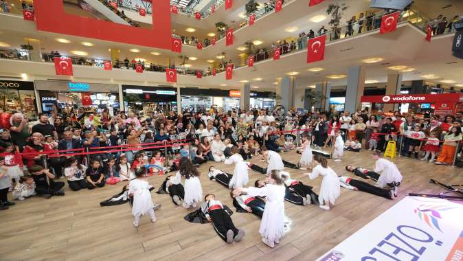 ÇOCUKLAR 23 NİSAN’I GEBZE CENTER’DA DOYASIYA KUTLADI