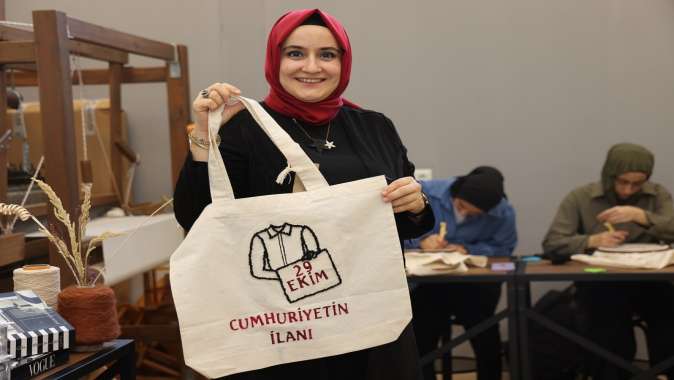 Cumhuriyet’in 102. yılına özel ay yıldızlı çantalar