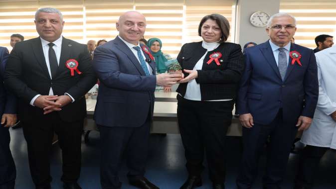 DARICA BELEDİYESİ, ÖĞRETMENLER GÜNÜNÜ ÇİÇEKLERLE KUTLADI