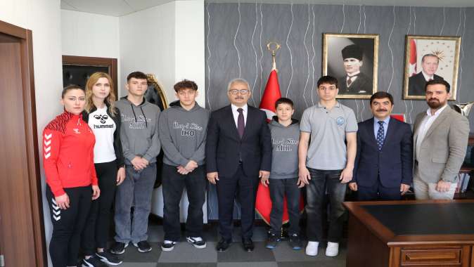 Dereceye Giren Öğrencilerden İl Millî Eğitim Müdürüne Ziyaret