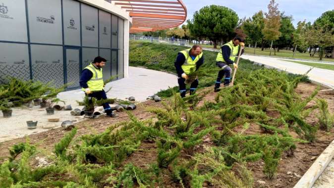 Dilovası Millet Bahçesi dip köşe temizleniyor