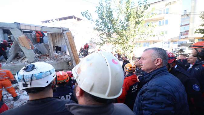 Ekipler enkazdan gelen sese ulaşmaya çalışıyor