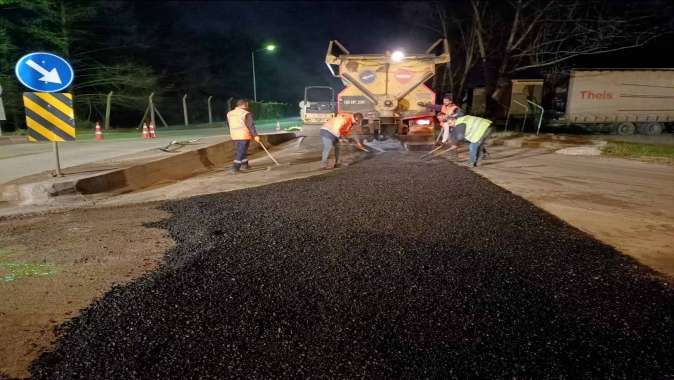 Ekipler, gece yarısı yollarda asfalt yama yapıyor