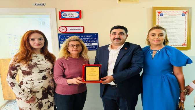 ENVER YILDIRIM’DAN DİLOVASI’NDAKİ OTİZM SINIFINA ANLAMLI DESTE