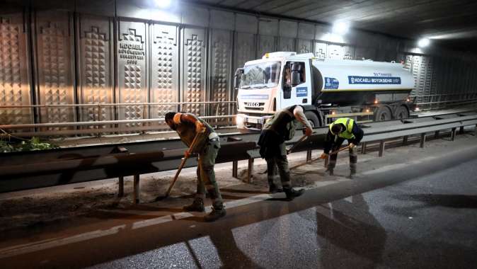 Eskihisar Feribot Yolu Alt Geçidi’nde gece mesaisi