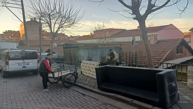 Eşya taşıyan vatandaşa Zabıta yardım etti