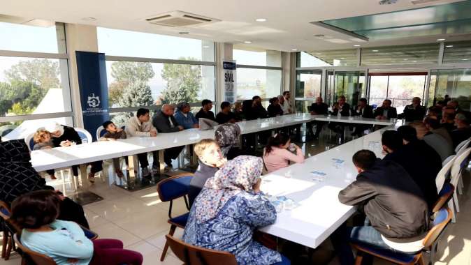 Evlerine giremeyen ailelere moral ziyareti