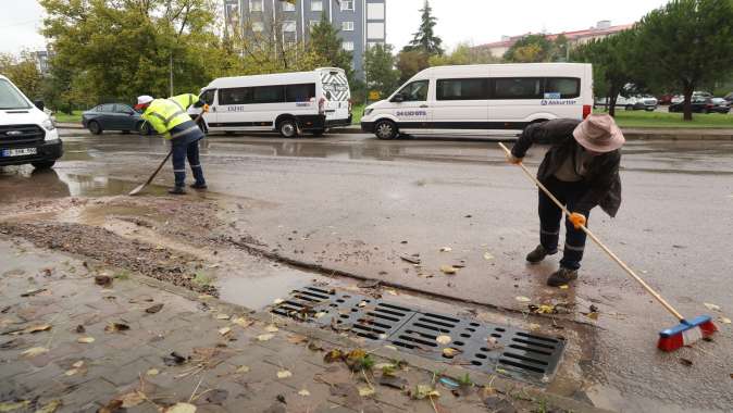 Fen işleri ekiplerinden yoğun yağmur mesaisi