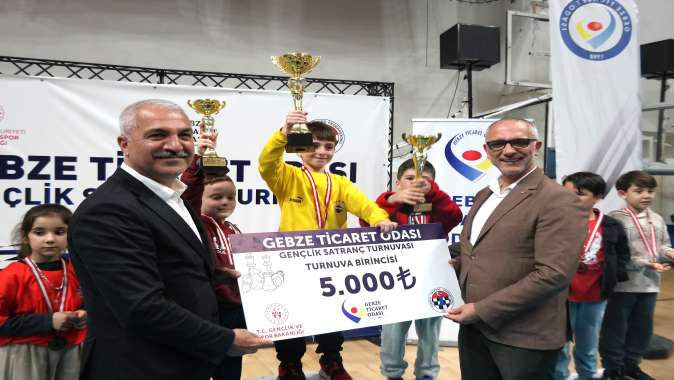 GEBZE’DE GENÇLER SATRANÇTA BULUŞTU GEBZE’DE GENÇLER SATRANÇTA BULUŞTU