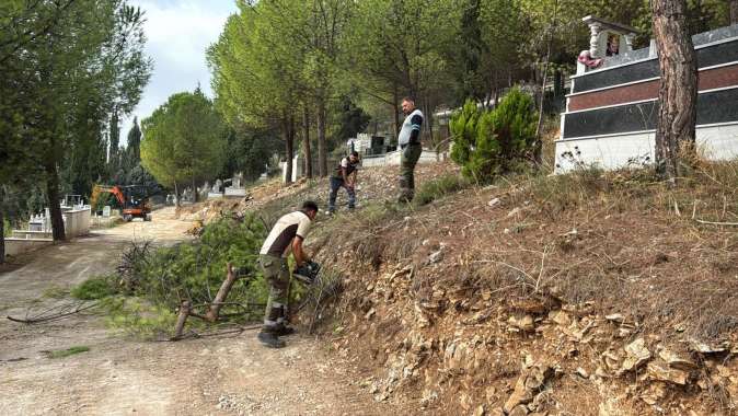 Gebze’deki mezarlıklarda yoğun mesai