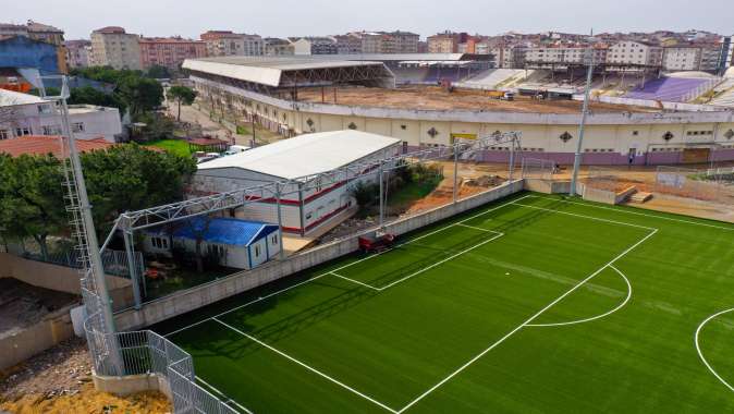 Gebze Futbol Sahasının halısı serildi