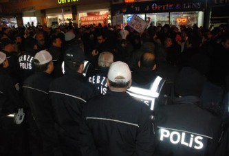 Gebze karıştı, AKP binasına saldırı