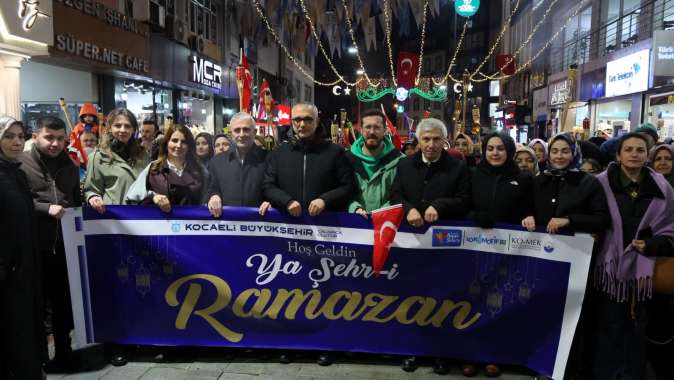 Gebze, Ramazana özel Fener Alayı ile aydınlandı