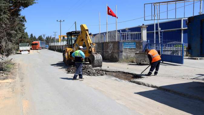 Gebze TIR garajları bölgesinde yol onarımı