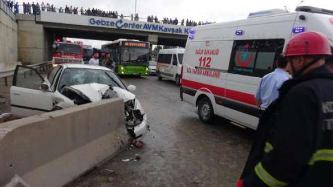 GEBZEde Alkollü sürücü beton bariyere çarptı: 4 yaralı