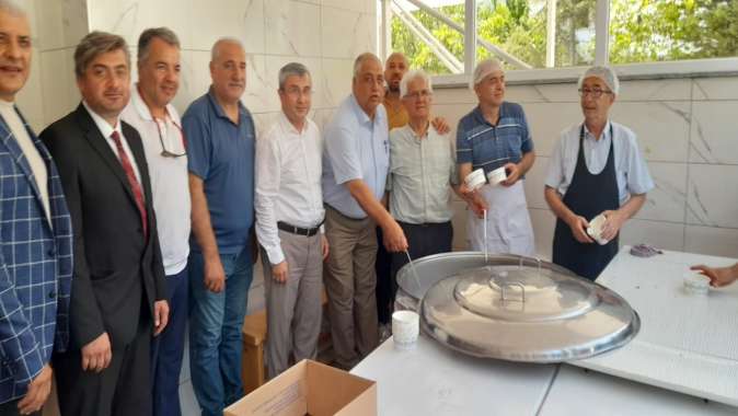 Gebzeliler Derneği bin kişiye aşure ikram etti