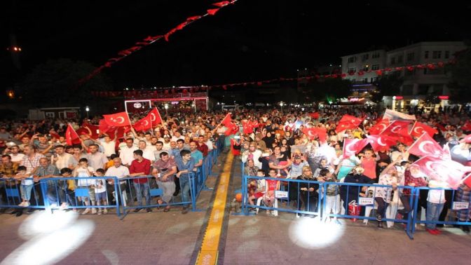 GEBZELİLER KENT MEYDANINI DOLDURUYOR